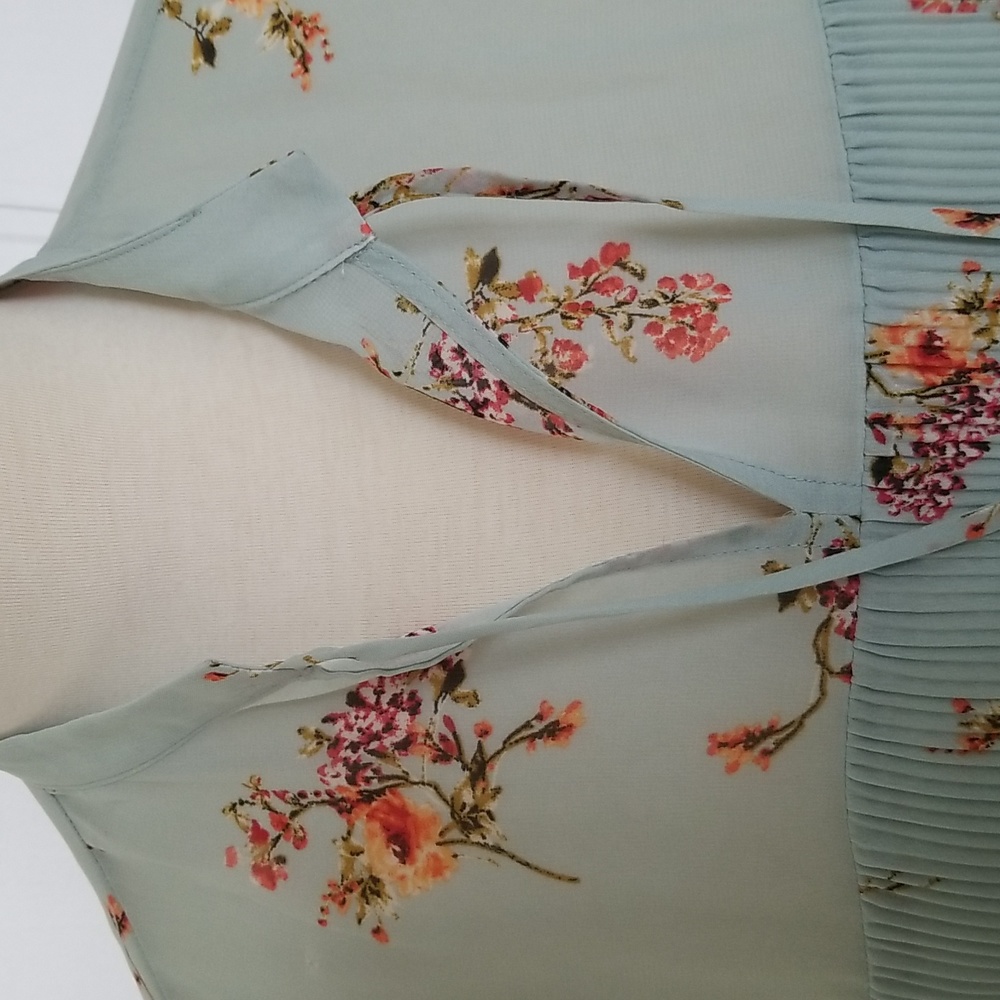 Pleione Pleated Floral Top - Picture 4 of 15